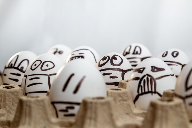 concepto de Pascua de cuarentena. Cerca del conjunto de huevos de Pascua con emociones y máscaras médicas dibujadas. copia espacio