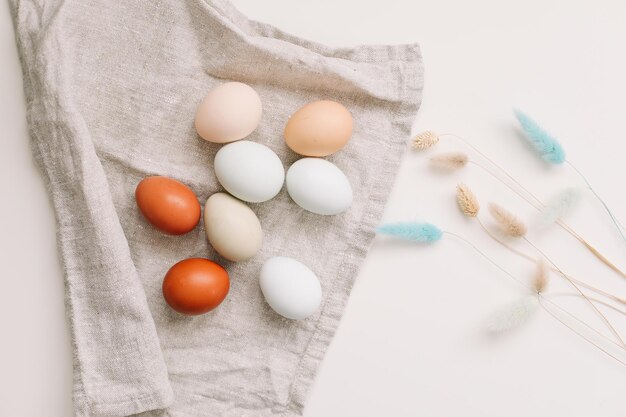Concepto de Pascua feliz Huevos de pollo frescos de tonos y colores naturales sobre un fondo blanco