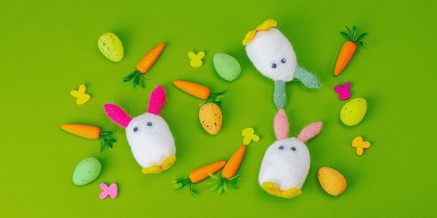 Concepto de Pascua hecho a mano conejitos de punto con decoración tradicional