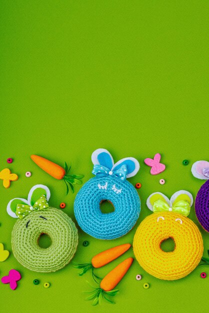 Concepto de Pascua hecho a mano rosquillas crochetadas conejitos con tradición