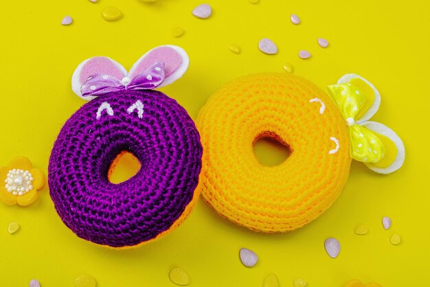 Concepto de Pascua hecho a mano rosquillas crochetadas conejitos con tradición