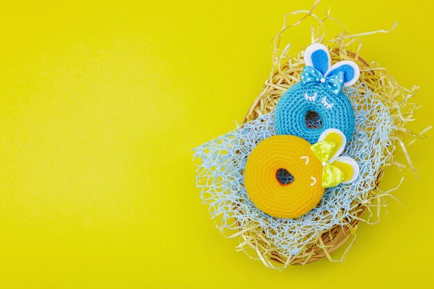 Concepto de Pascua hecho a mano rosquillas crochetadas conejitos con tradición