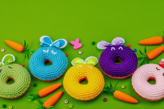 Concepto de Pascua hecho a mano rosquillas crochetadas conejitos con tradición