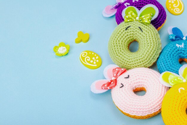 Concepto de Pascua hecho a mano rosquillas crochetadas conejitos con tradición