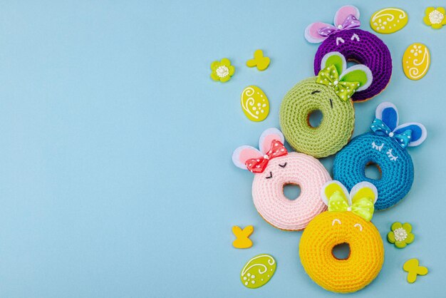 Concepto de Pascua hecho a mano rosquillas crochetadas conejitos con tradición