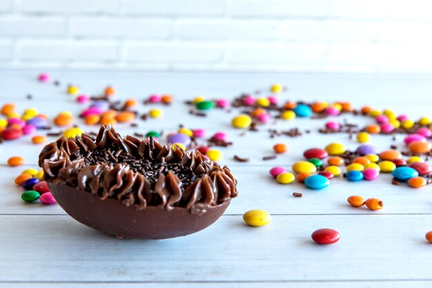 Foto concepto de pascua huevo de pascua con relleno de chocolate