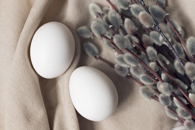 Concepto de Pascua, huevos y ramas de sauce, foto atmosférica de Pascua. Foto de alta calidad