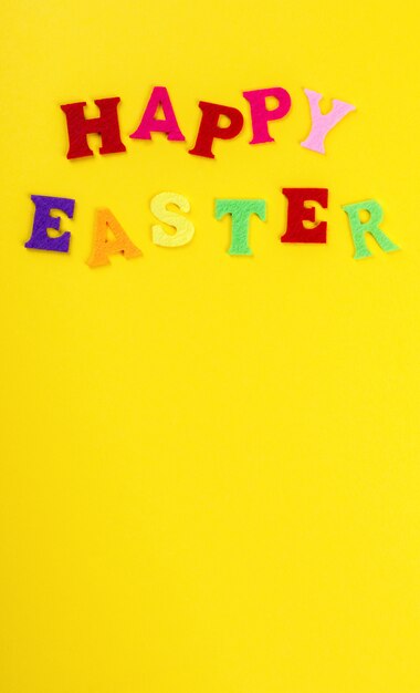 Foto concepto de pascua inscripción en letras de colores feliz pascua