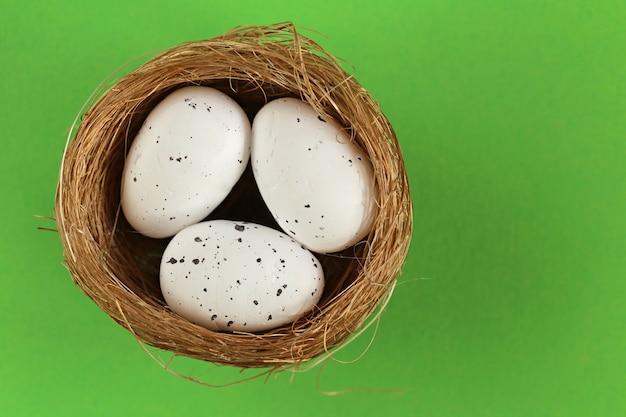 concepto de pascua tres huevos pequeños en un nido