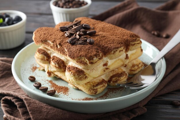 Concepto de pastel de tiramisú de alimentos dulces de cerca