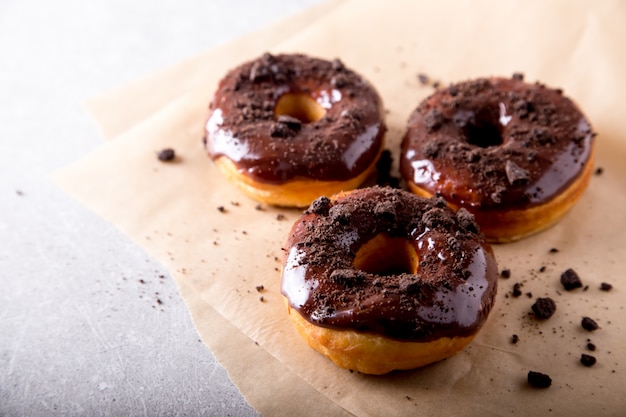 Concepto de pastelería. Rosquillas con glaseado de chocolate y galletas de chocolate.