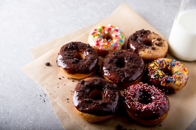 Concepto de pastelería. Rosquillas con glaseado de chocolate y galletas de chocolate.