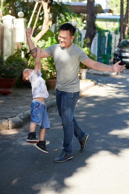 Concepto de paternidad feliz