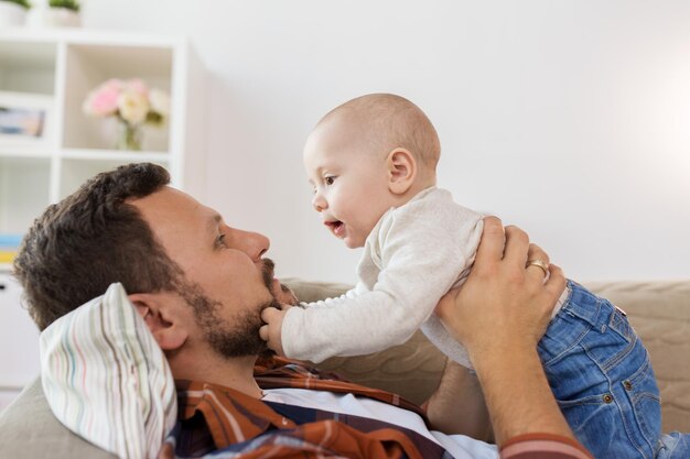 concepto de la paternidad y la gente padre feliz con un niño pequeño en casa