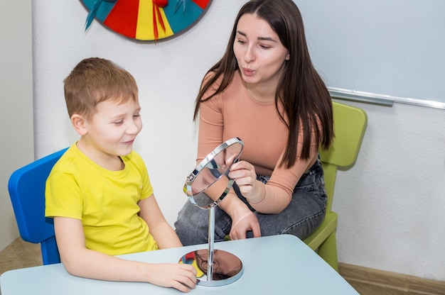 Concepto de patología del habla y lenguaje Mujer y niño