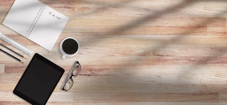 Concepto de pausa para el café. Mesa de oficina limpia y ordenada lugar de trabajo