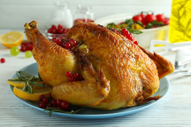 Concepto de pavo asado del día de acción de gracias en la mesa de madera blanca