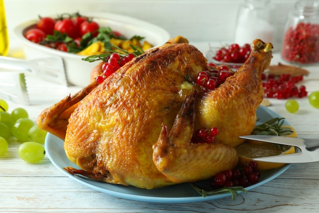 Concepto de pavo asado del día de acción de gracias en la mesa de madera blanca