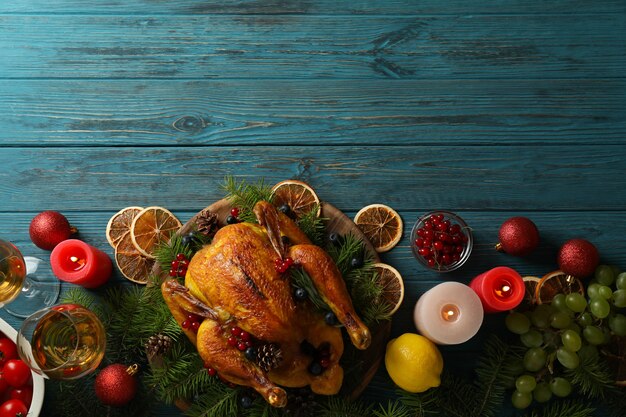 Concepto de pavo asado de Navidad en mesa de madera