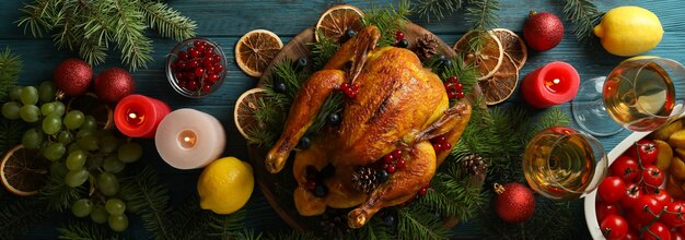 Concepto de pavo asado de Navidad en mesa de madera