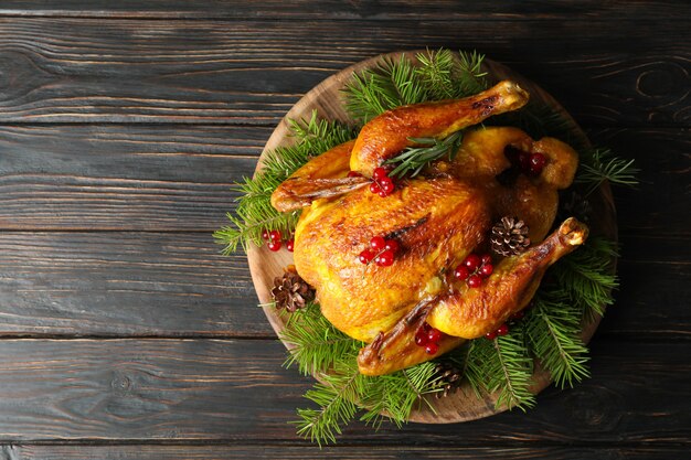 Concepto de pavo asado de Navidad en mesa de madera