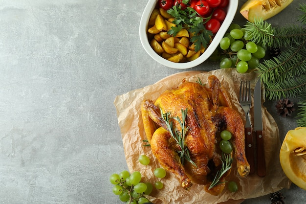 Concepto de pavo asado de Navidad en mesa con textura gris