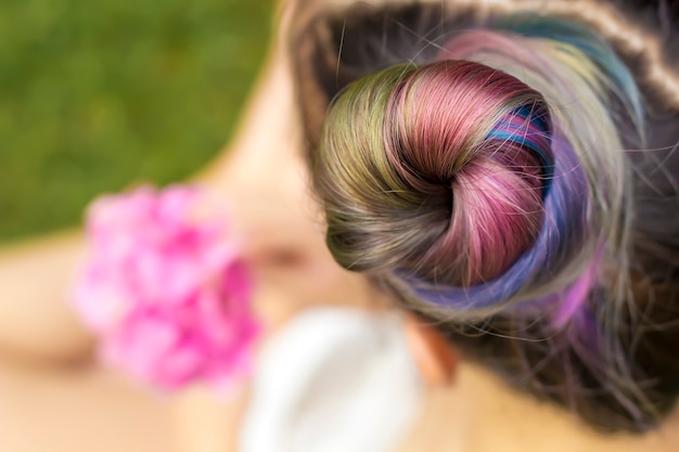 Concepto de peinado de moda Chica con el pelo teñido de colores.