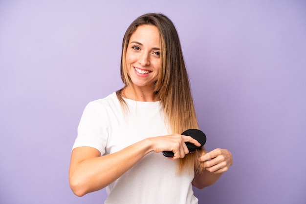 Foto concepto de peine de pelo de mujer adulta bastante joven