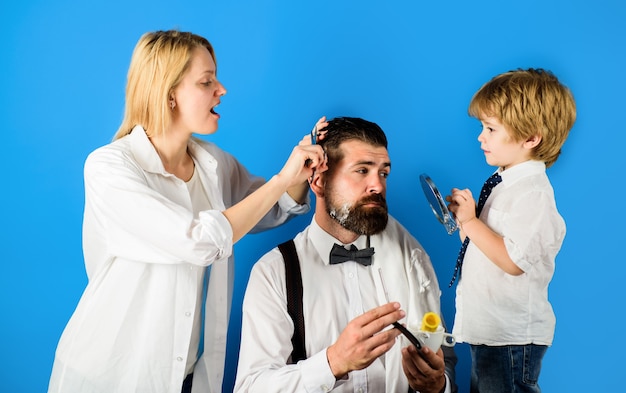 Concepto de peluquería y barbero día de la familia concepto del día del padre estilista personal barbero barbería