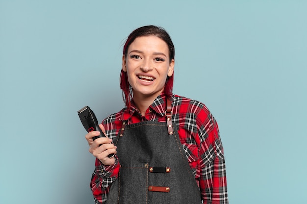 Concepto de peluquería de mujer fresca de pelo rojo