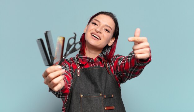 Concepto de peluquería de mujer fresca de pelo rojo