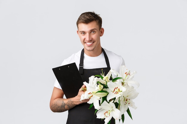 Concepto De Pequeños Negocios Al Por Menor Y Empleados Vendedor Guapo Repartidor De La Tienda De Flores Con La Mano.