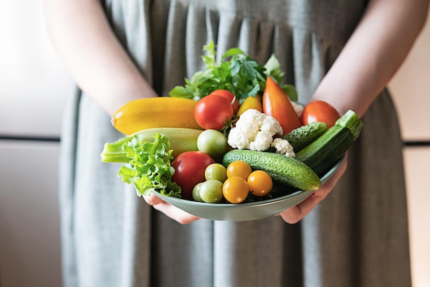 Concepto de pérdida de peso de dieta y vida saludable La manzana verde orgánica y las básculas miden el grifo con plantas veganas y equipos deportivos para las dietas de pérdida de peso corporal de las mujeres son adecuadas Vista superior y espacio de copia