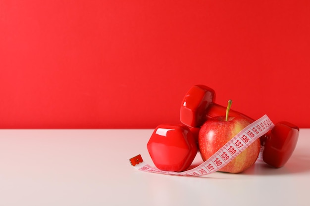 Concepto de pérdida de peso y nutrición saludable con manzana y cinta métrica