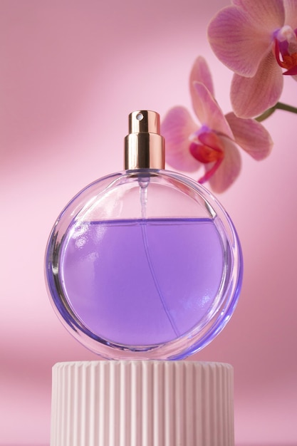 Concepto de perfume y cosméticos caros Fragancia floral para mujeres Spray de perfume