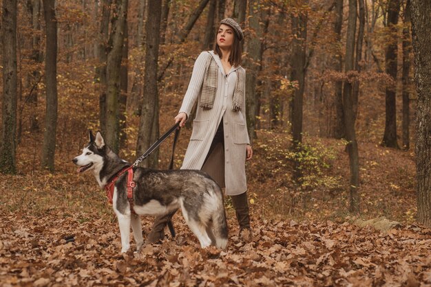 Concepto de perro de pedigrí. Perro husky - mejores amigos. Chica disfruta de caminar con perro husky. Husky siberiano