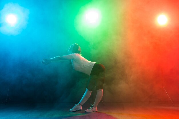 Concepto de personas y baile - joven europea bailando funk de jazz.