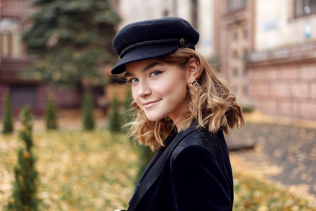 Concepto de personas, belleza, moda, estilo de vida y color - retrato de cuerpo entero al aire libre de joven hermosa niña sonriente feliz posando en la calle. Modelo mirando a cámara. Dama con ropa elegante