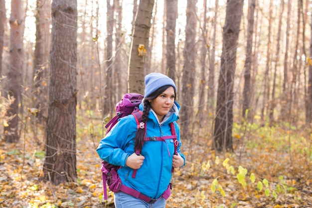 Concepto de personas, caminata y naturaleza - Turista caminando en el bosque de otoño.