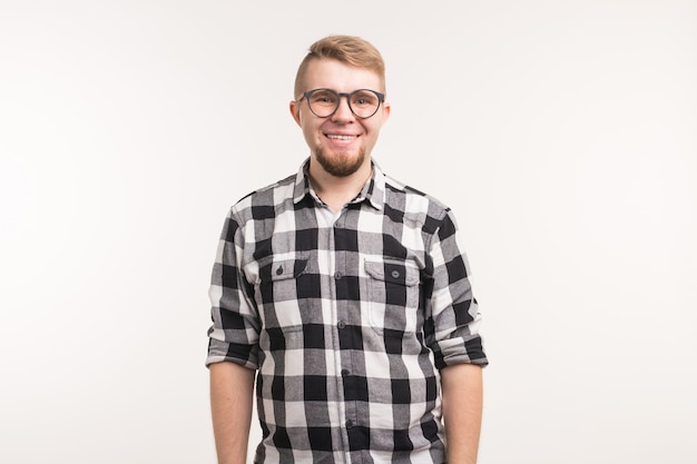 Concepto de personas, emociones y educación - Retrato de hombre sonriente estudiante en camisa sobre superficie blanca.