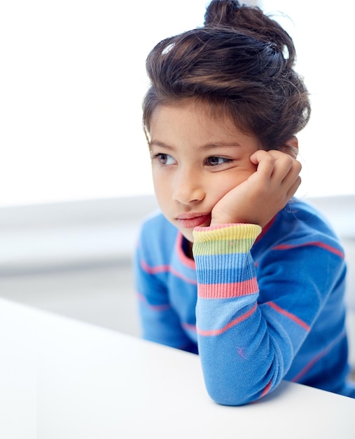 concepto de personas, infancia y emociones - niña triste o aburrida en casa, jardín de infantes o escuela