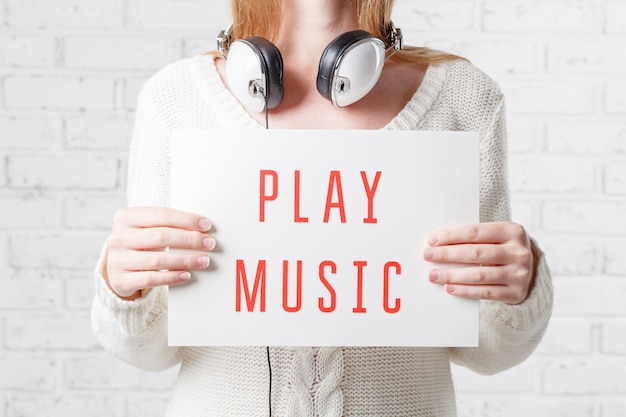 Foto concepto de personas, ocio y tecnología - mujer feliz o adolescente en auriculares escuchando música