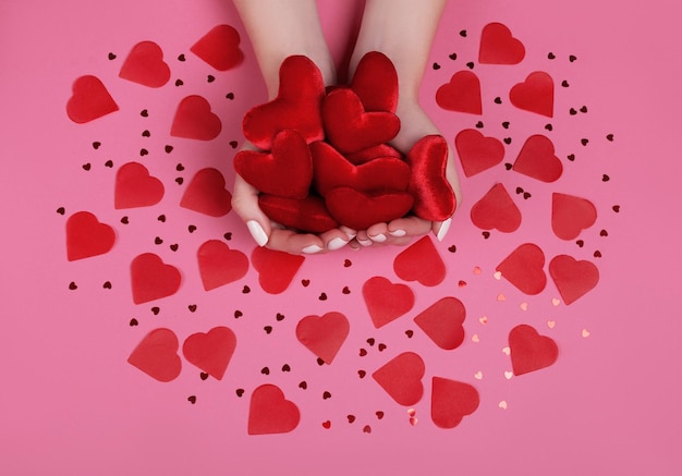 Concepto de personas, relaciones y amor - primer plano de las manos ahuecadas de las mujeres que muestran el corazón rojo
