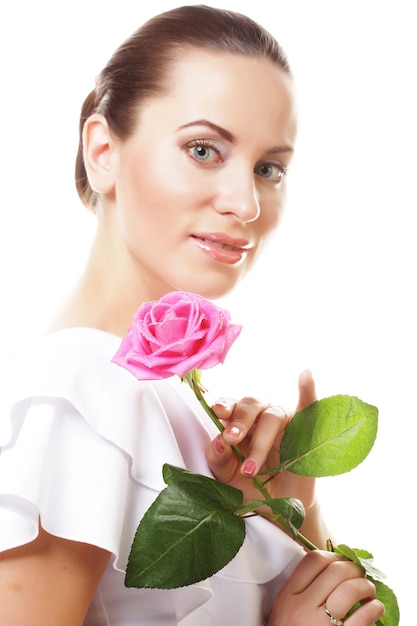 Concepto de personas, salud y spa: hermosa mujer joven con rosa rosa