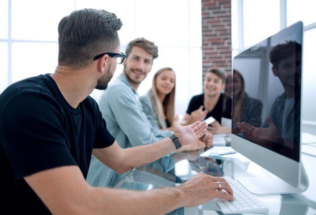 Concepto de personas de trabajo en equipoEquipo joven de compañeros de trabajo haciendo una gran discusión de negocios en la oficina moderna de coworking