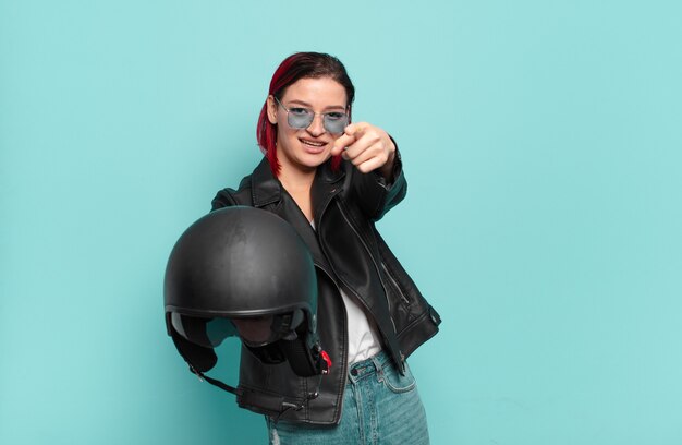 Foto concepto de piloto de moto mujer fresca de pelo rojo