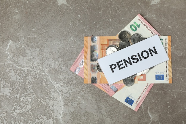 Concepto de plan de pensión o jubilación en mesa gris