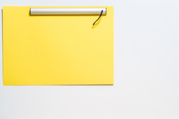 Foto concepto de planificación maqueta de lista de verificación en blanco amarillo copiar espacio sobre fondo blanco