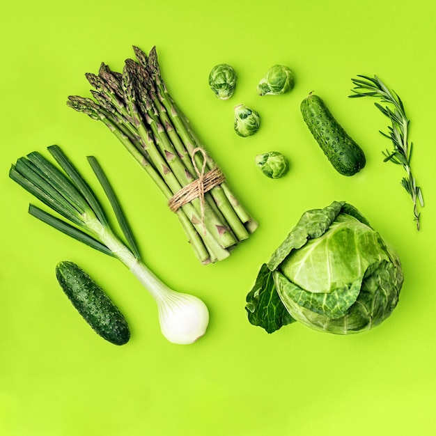 Concepto plano de verduras verdes sobre fondo verde