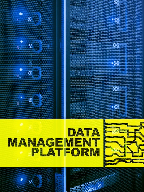 Concepto de plataforma de gestión y análisis de datos en el fondo de la sala de servidores